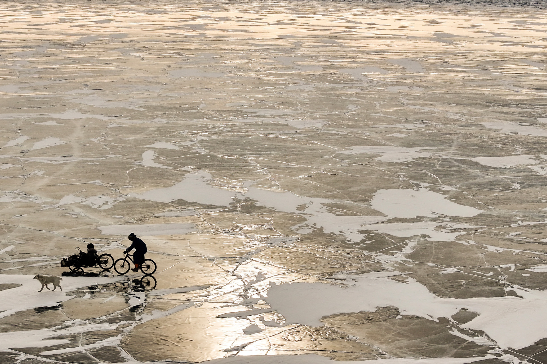 Karen-Darke-Handcycle-Mongolia-Lake