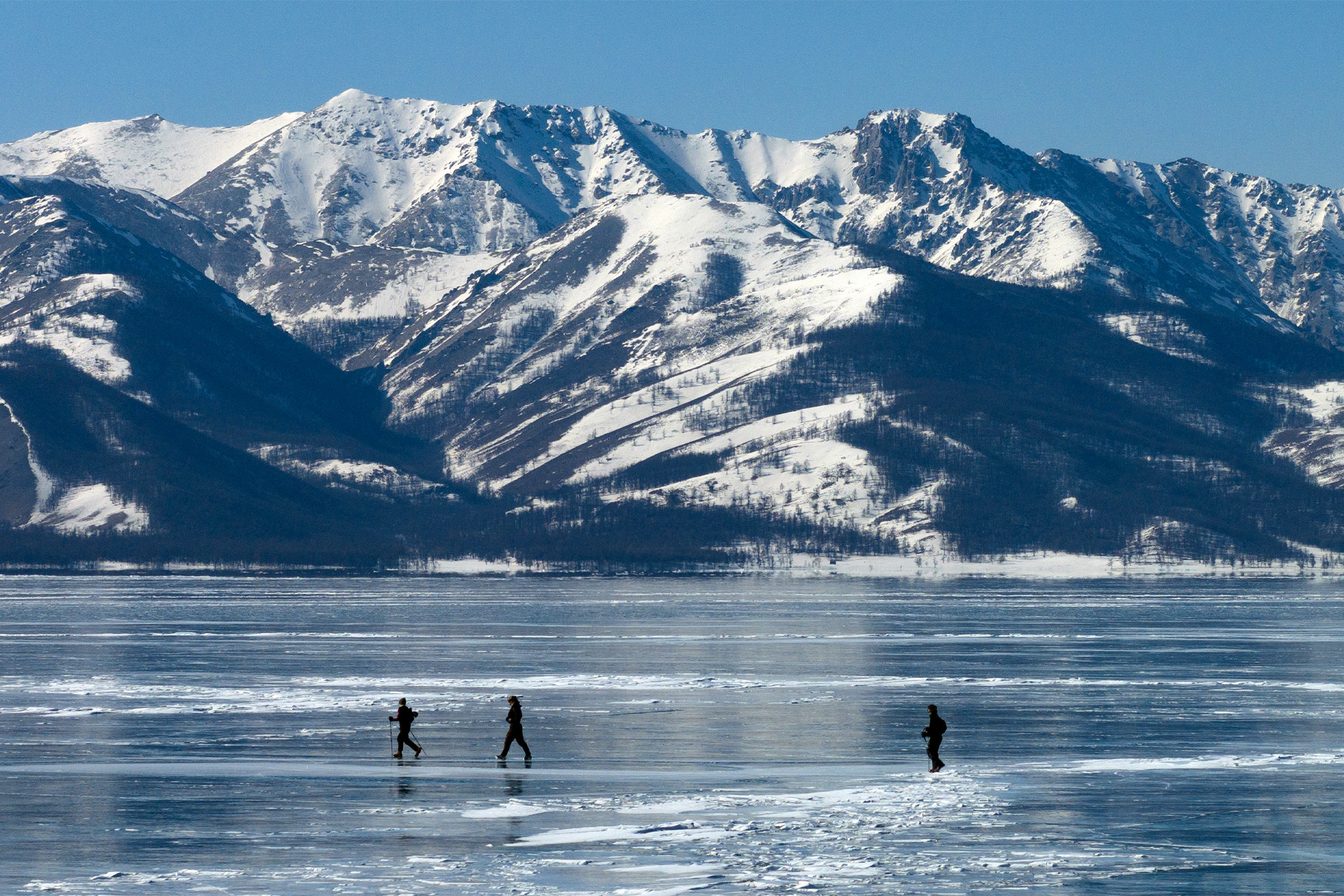 walkers-across-lake-mountains