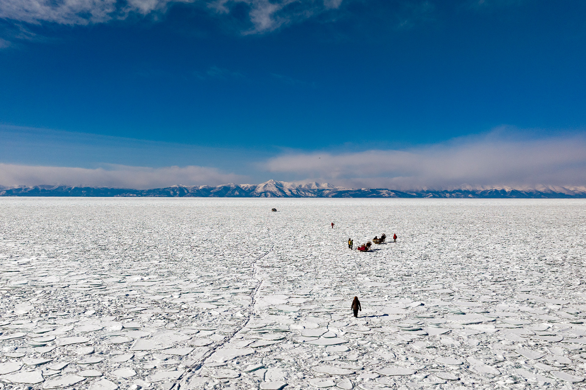 wide-shot-frozen-lake